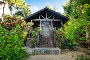 Oceanfront Suite | Premium bedding, pillow-top beds, in-room safe, iron/ironing board - Puerta Azul (Roatan)