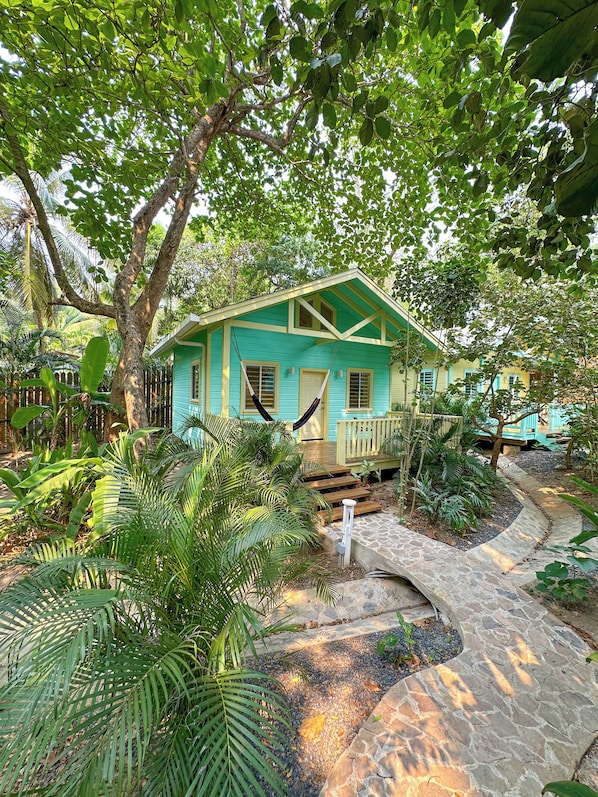 Family Garden VIlla | Garden view - Puerta Azul (Roatan)