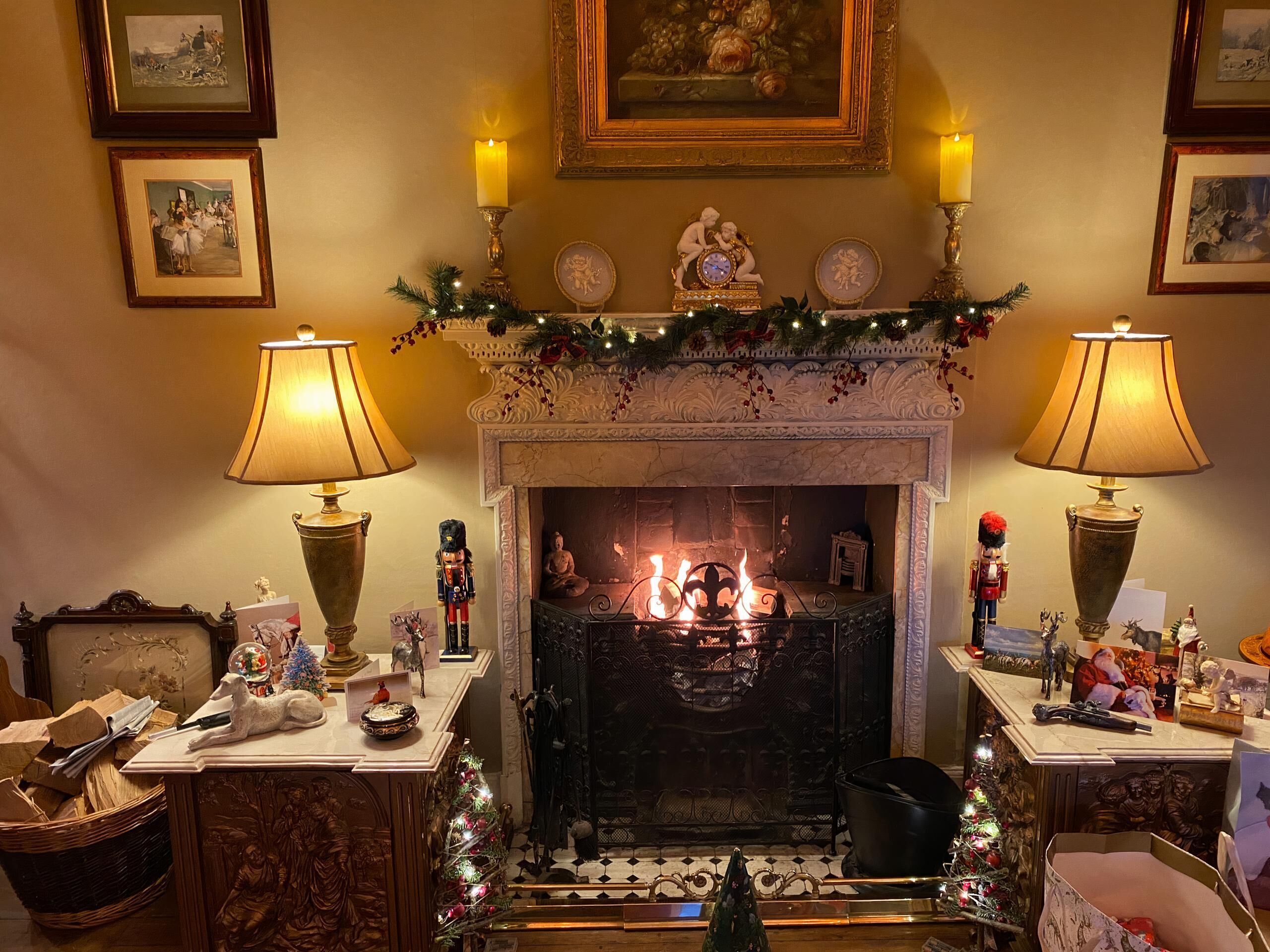 Um quarto acolhedor com lareira, obras de arte nas paredes e decorações de Natal.