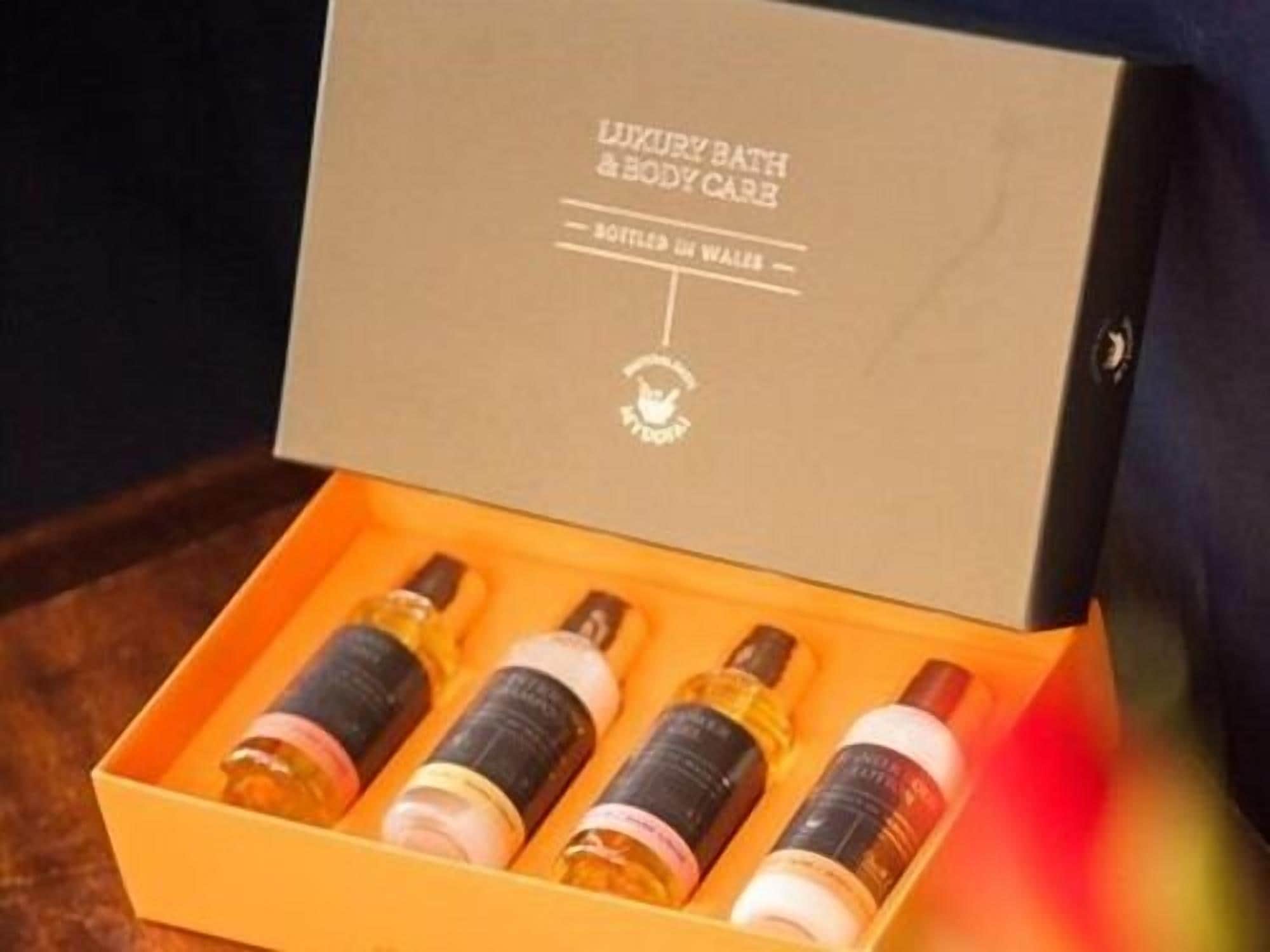 Een luxe verzorgingsbox voor bad en lichaam, met vier flessen.