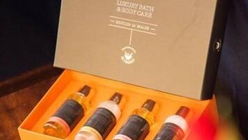 Een luxe verzorgingsbox voor bad en lichaam, met vier flessen.