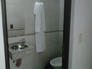Ein Badezimmer mit Waschbecken, Spiegel und Toilette.