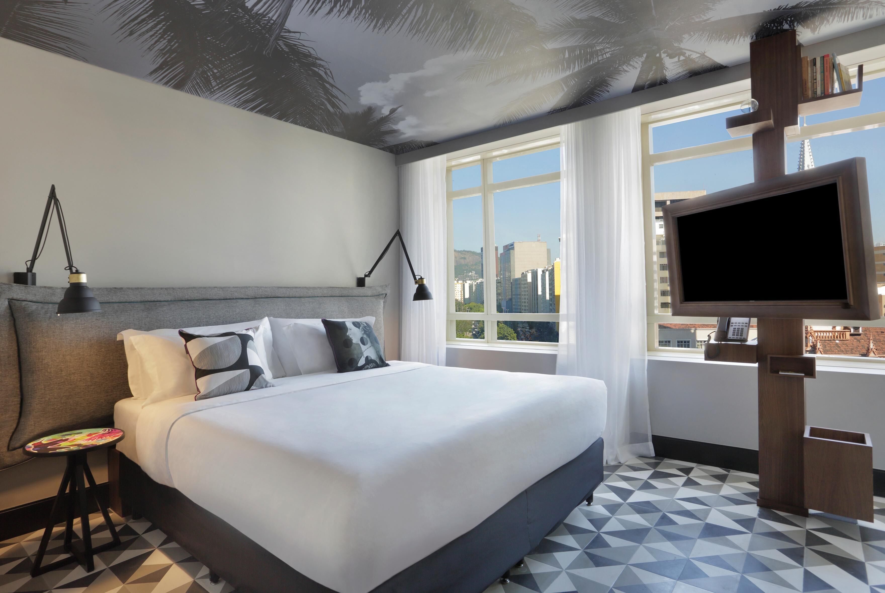 Luxe beddengoed, pillowtop-bedden, een minibar, een kluis op de kamer