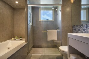 Deluxe Vista Frente com Jacuzzi - 1 Cama King | 浴室 | 名牌盥洗用品、吹風機、毛巾