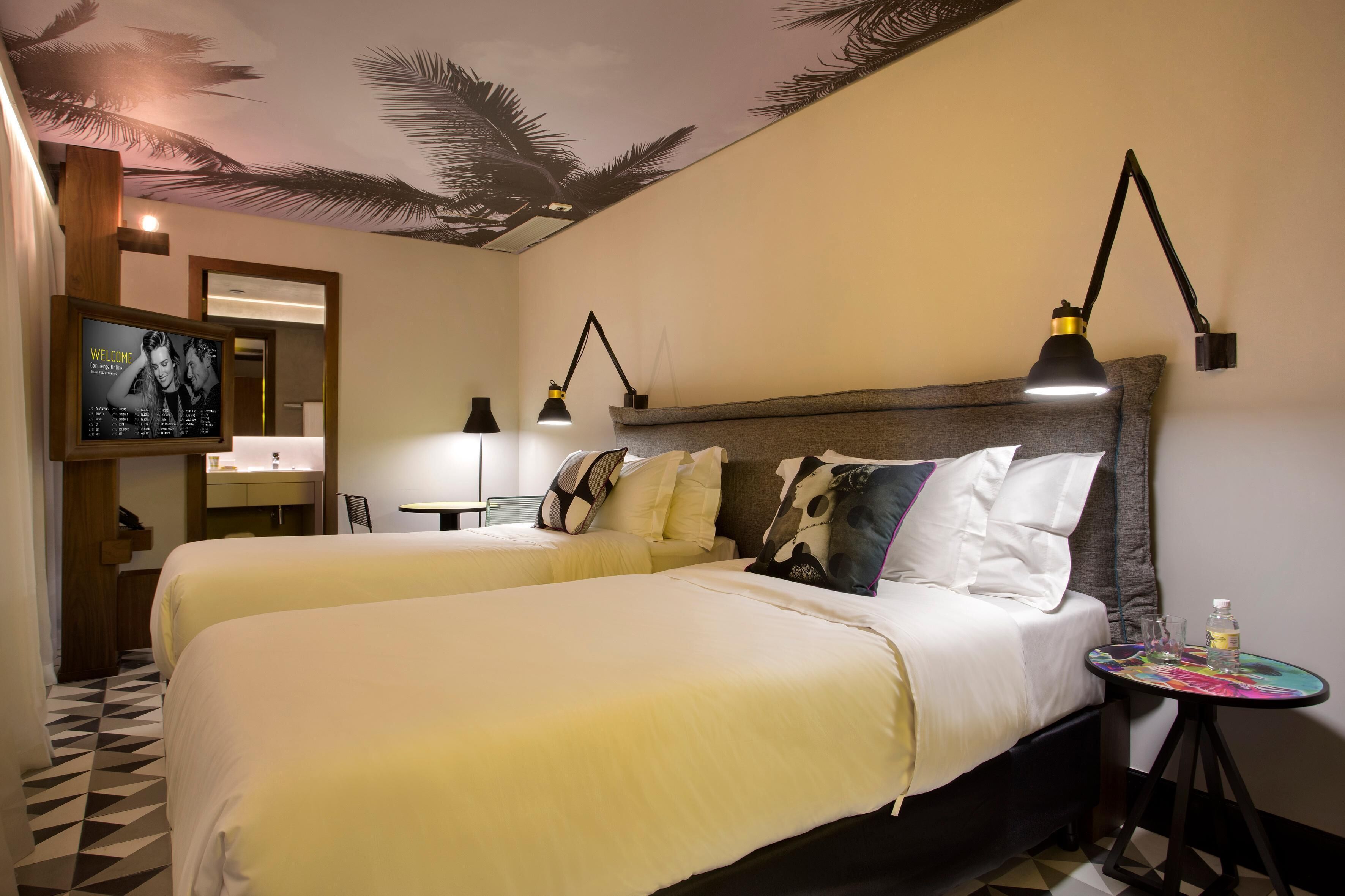 Luxe beddengoed, pillowtop-bedden, een minibar, een kluis op de kamer