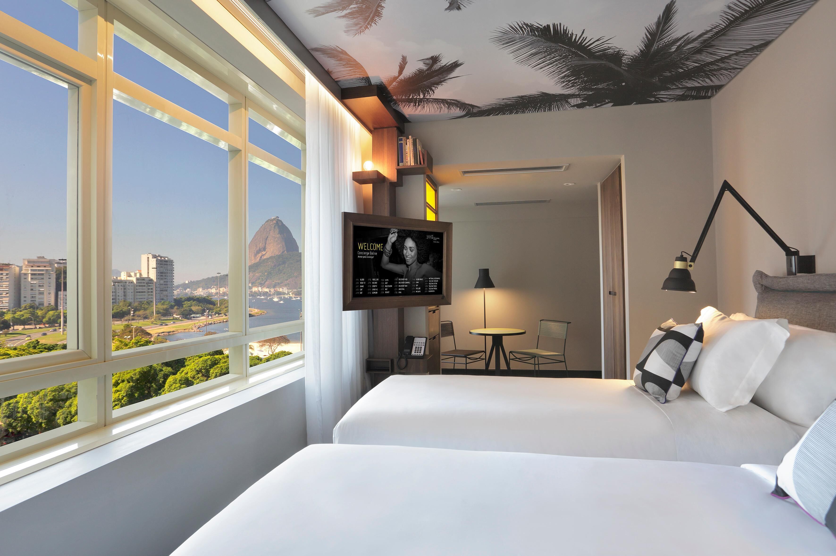 Luxe beddengoed, pillowtop-bedden, een minibar, een kluis op de kamer
