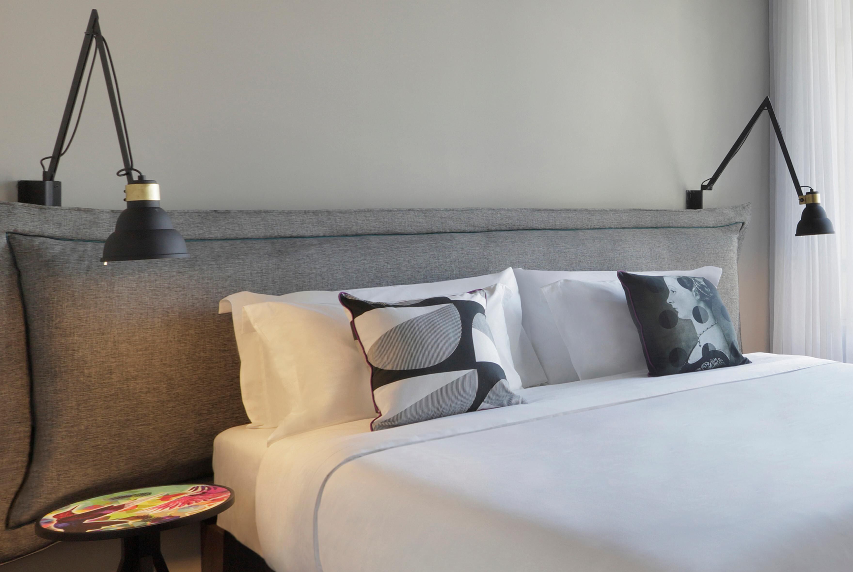 Luxe beddengoed, pillowtop-bedden, een minibar, een kluis op de kamer
