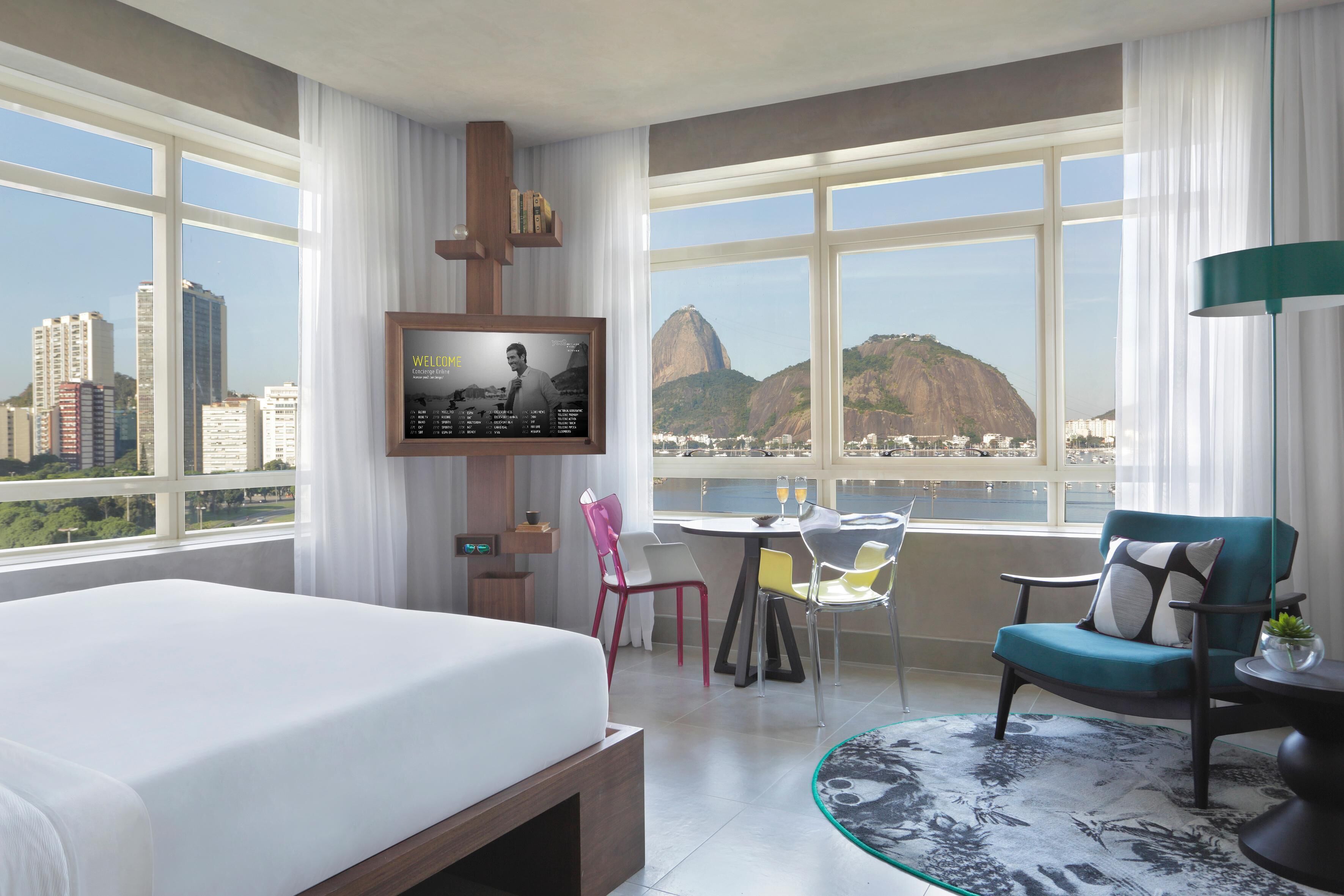 Luxe beddengoed, pillowtop-bedden, een minibar, een kluis op de kamer