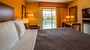 Standard Room, 1 Katil Ratu (Queen), Refrigerator & Microwave, Pool View | Pemandangan dari bilik