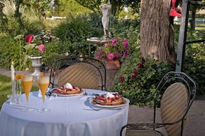 Secret Garden Room | Outdoor dining