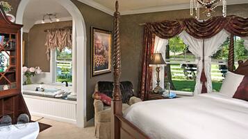 Suite, 1 cama King size | Decoración personalizada, muebles diferentes y escritorio