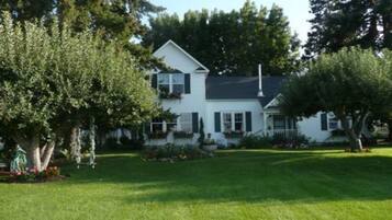 Vista frontal de la propiedad