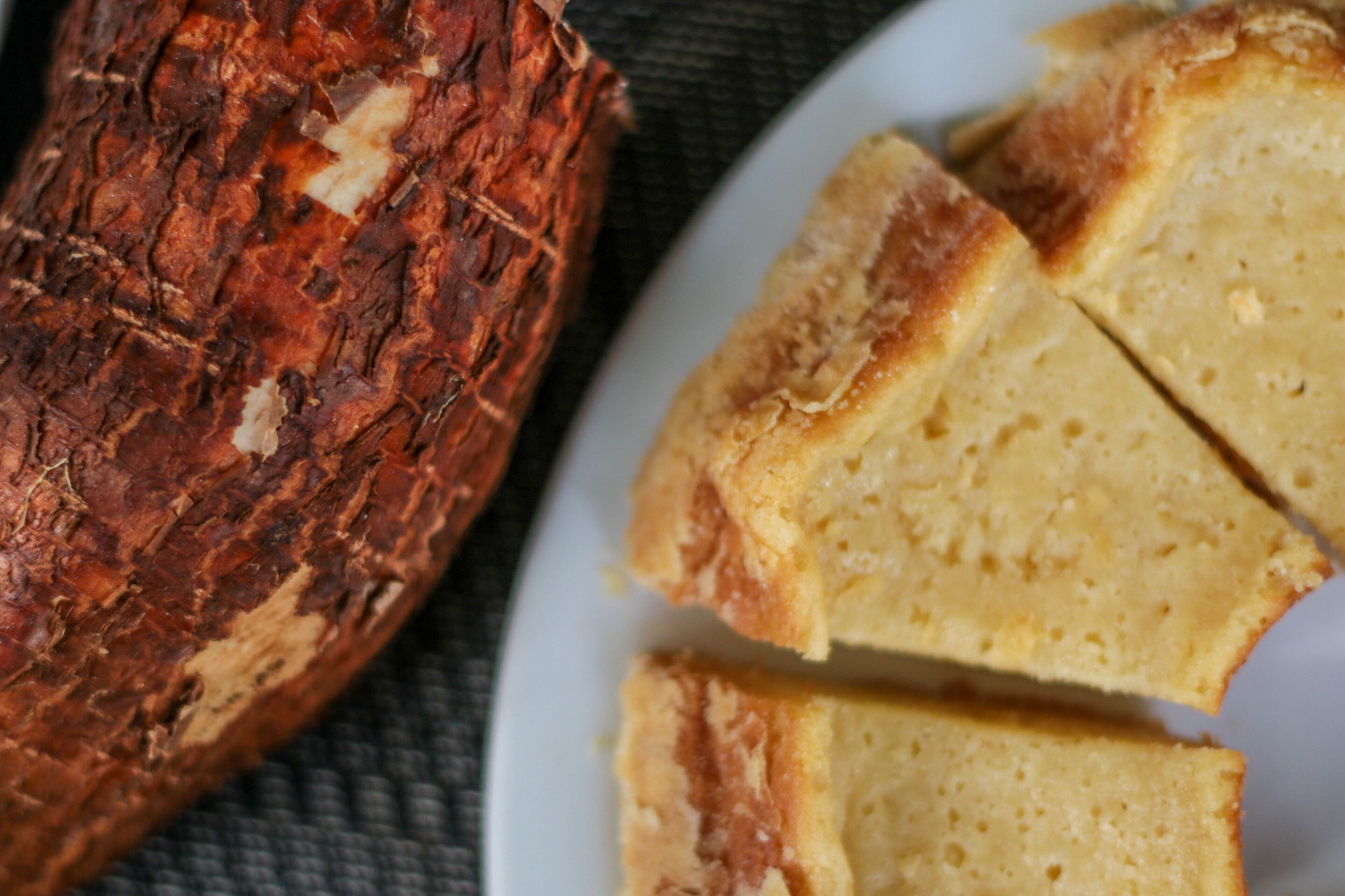 Brood en plakken brood op een bord.