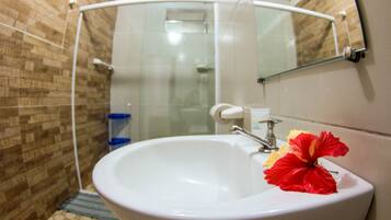 Basic Quadruple Room | Bathroom | Shower, hair dryer, bidet, towels