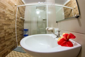 Basic Quadruple Room | Bathroom - Pousada Leão Marinho (Fernando de Noronha)