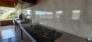 Fridge, microwave, toaster, cookware/dishes/utensils - Hostel La Suerte (Monteverde)