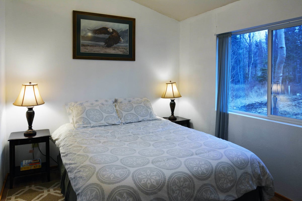 3 bedrooms, premium bedding, iron/ironing board, rollaway beds (free)