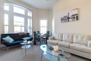 Departamento Premium, 2 habitaciones, 2 baños, vista a la ciudad | Área de sala de estar | Televisión LCD de 40 pulgadas con canales digitales y televisión 