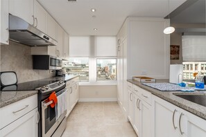 Departamento Premium, 2 habitaciones, 2 baños, vista a la ciudad | Cocina privada | Refrigerador, microondas, horno y parrilla de estufa 