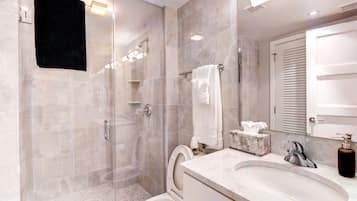 Baignoire et douche séparées, articles de toilette gratuits