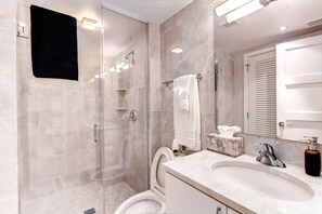 Separate tub and shower, free toiletries, hair dryer, towels - Heaven on Washington Furnished Apartments (Washington)