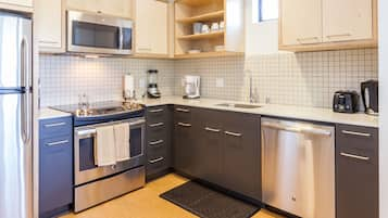 Premium Apartment, 2 Bedrooms, 2 Bathrooms, City View | Private kitchen | Fridge, microwave, oven, stovetop