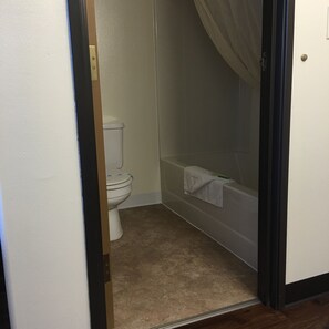 Habitación, 1 cama King size | Baño | Amenidades de baño gratuitas y toallas 
