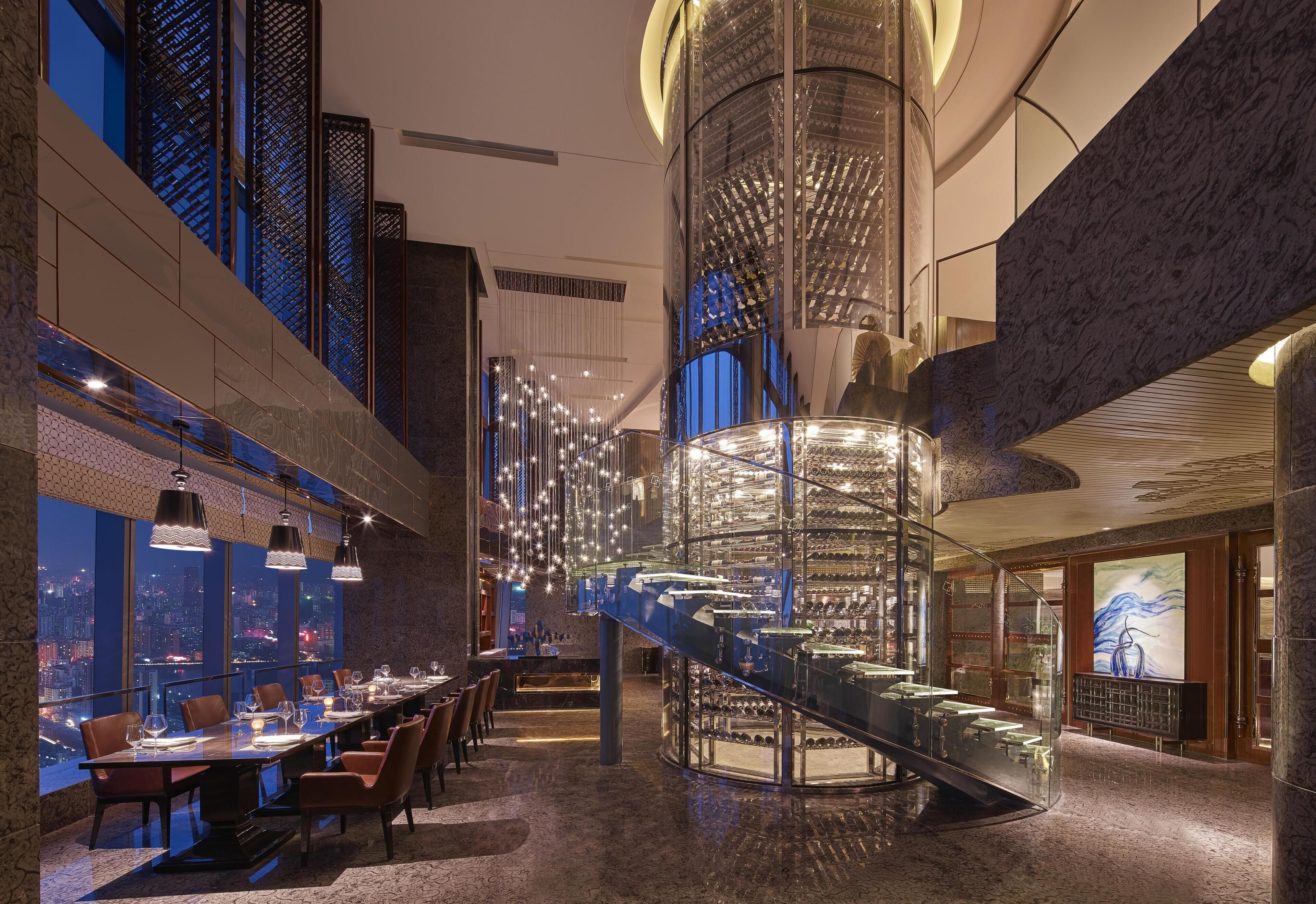 3 restaurants; breakfast, lunch and dinner served 