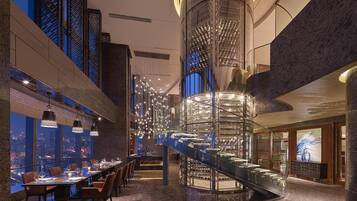 3 restaurants; breakfast, lunch and dinner served