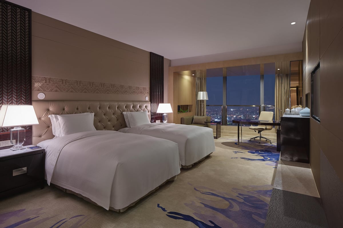 Premium bedding, down comforters, minibar, in-room safe