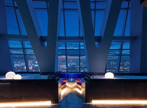 2 bars/lounges, lobbylounge