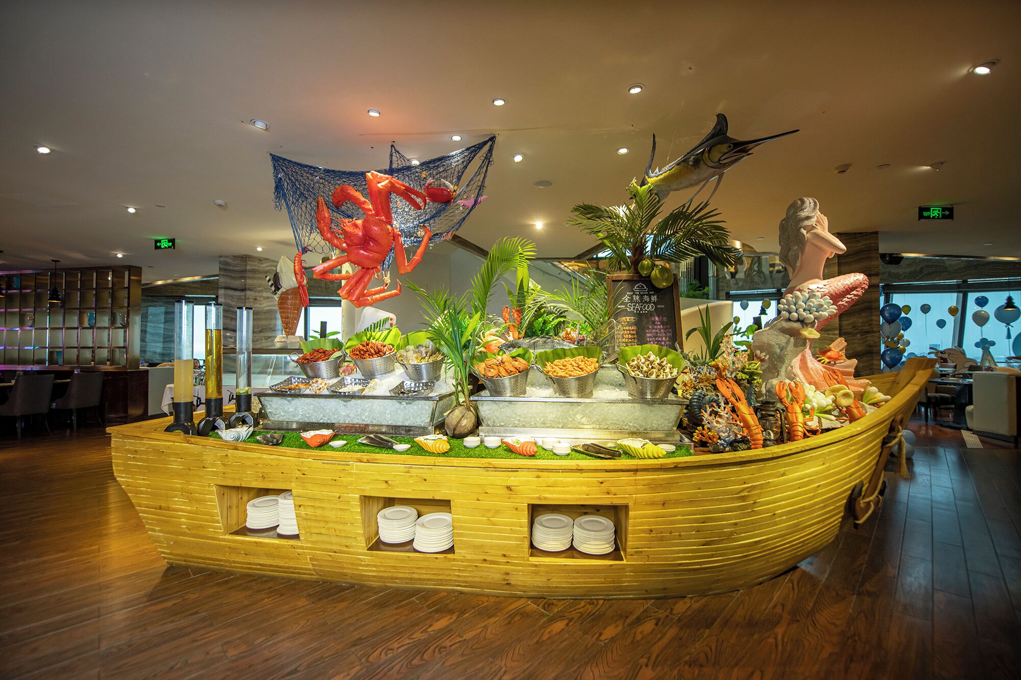 Een viskraam met diverse schelpdieren en een decoratieve bootstructuur.
