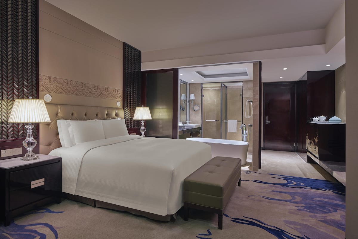 Separate tub and shower, deep soaking tub, rainfall showerhead