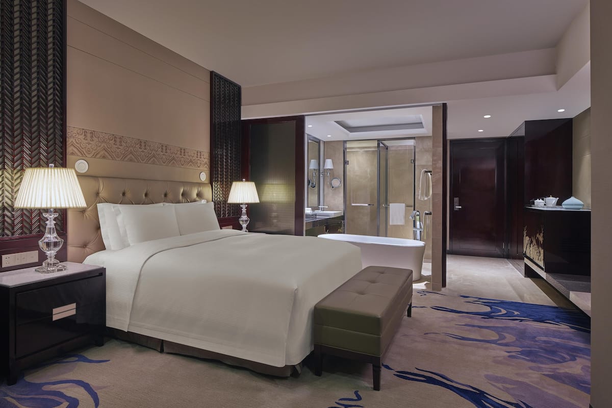 Separate tub and shower, deep soaking tub, rainfall showerhead