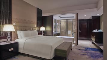 Baignoire et douche séparées, baignoire profonde, douche cascade