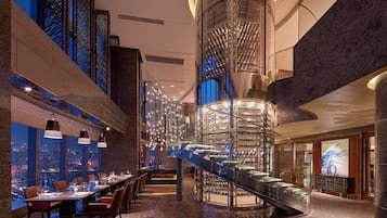 3 restaurantes; se sirven desayunos, almuerzos, cenas y cocina china