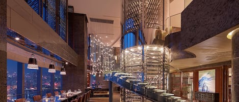 3 restauranter; serverer morgenmad, frokost og kinesiske retter