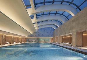 Indoor pool, pool umbrellas, pool loungers - Hilton Haikou (Haikou)