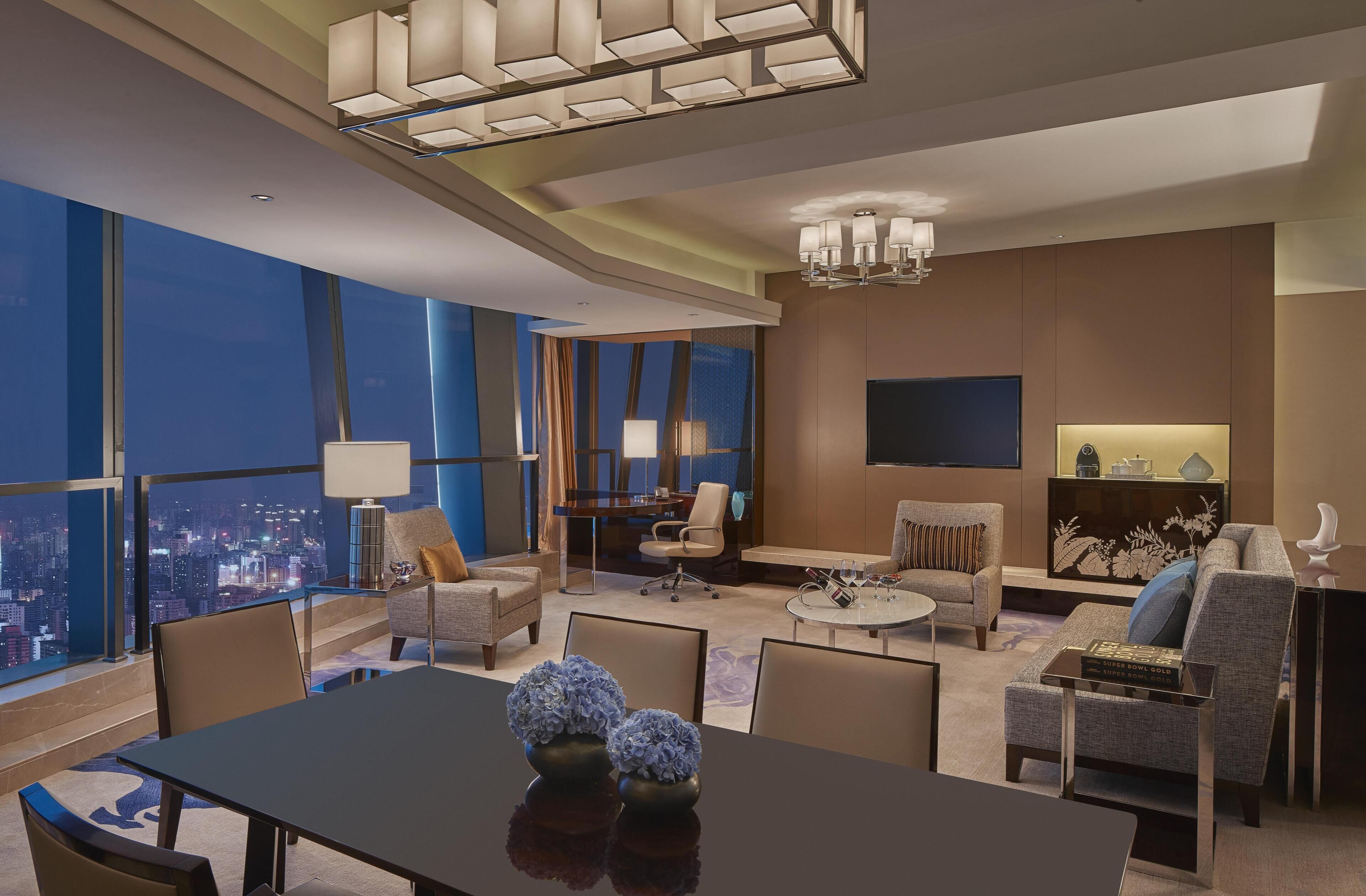 Ropa de cama de alta calidad, cubrecamas y minibar 