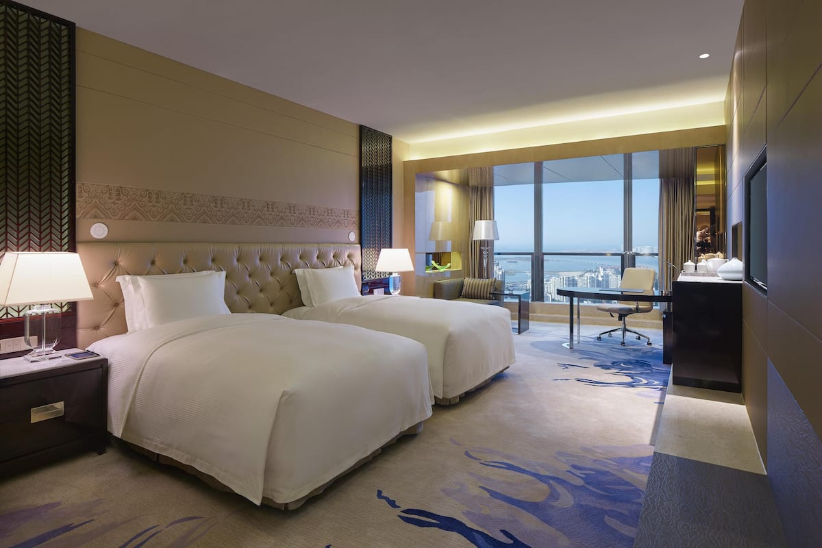 Premium bedding, down comforters, minibar, in-room safe