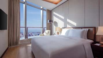 Departamento, 2 habitaciones, vista al océano | Ropa de cama de alta calidad, edredón y minibar