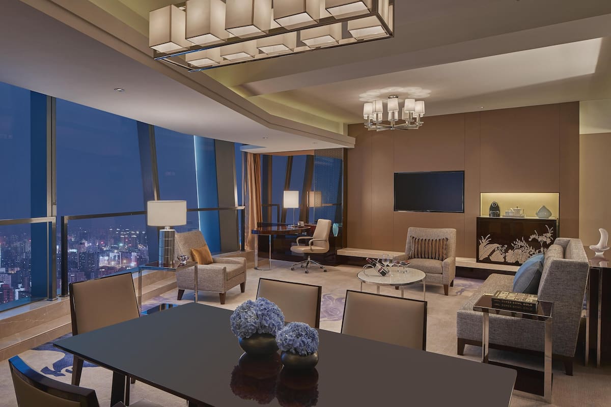 Deluxe Suite, 1 King Bed (Lounge Access) | Premium bedding, down comforters, minibar, in-room safe