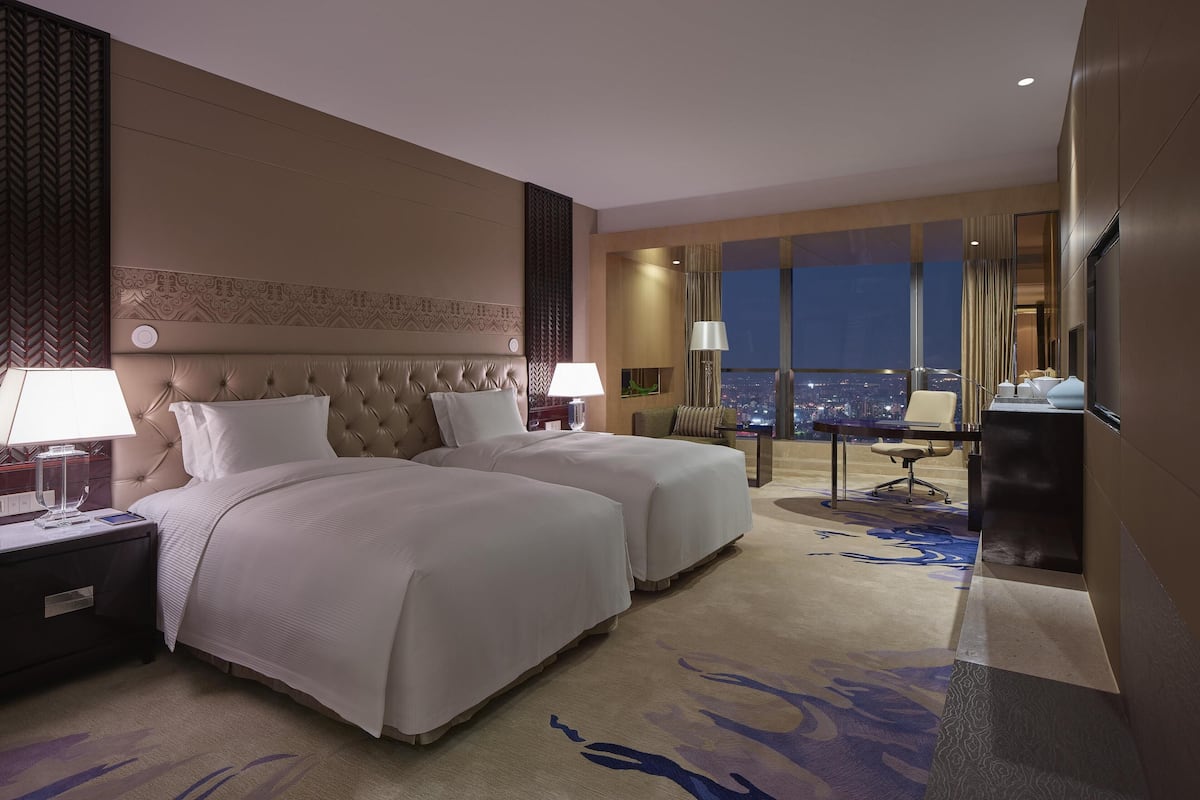 Premium bedding, down comforters, minibar, in-room safe