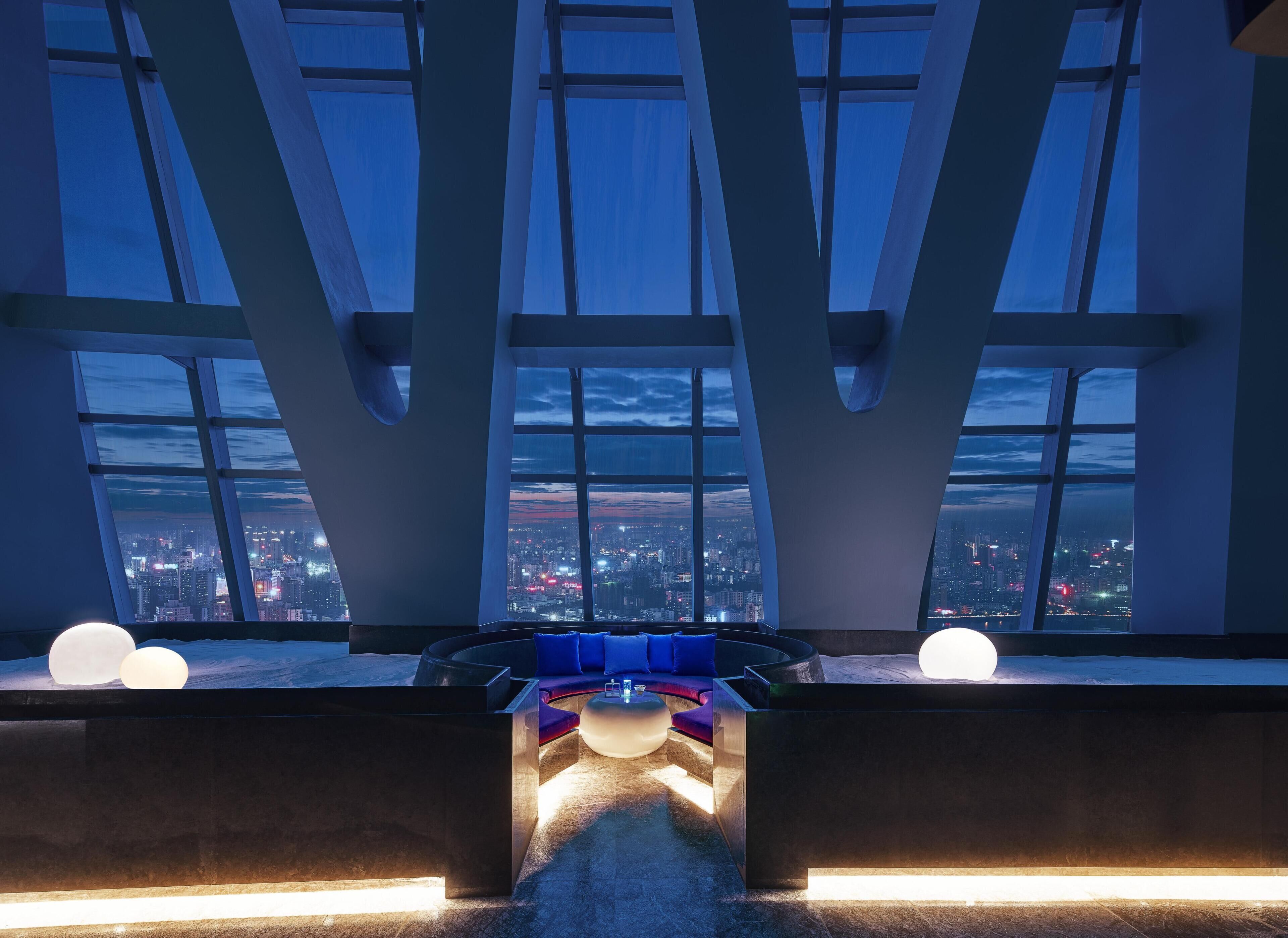 2 bars/lounges, lobby lounge