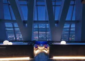 2 bars/lounges, lobbylounge