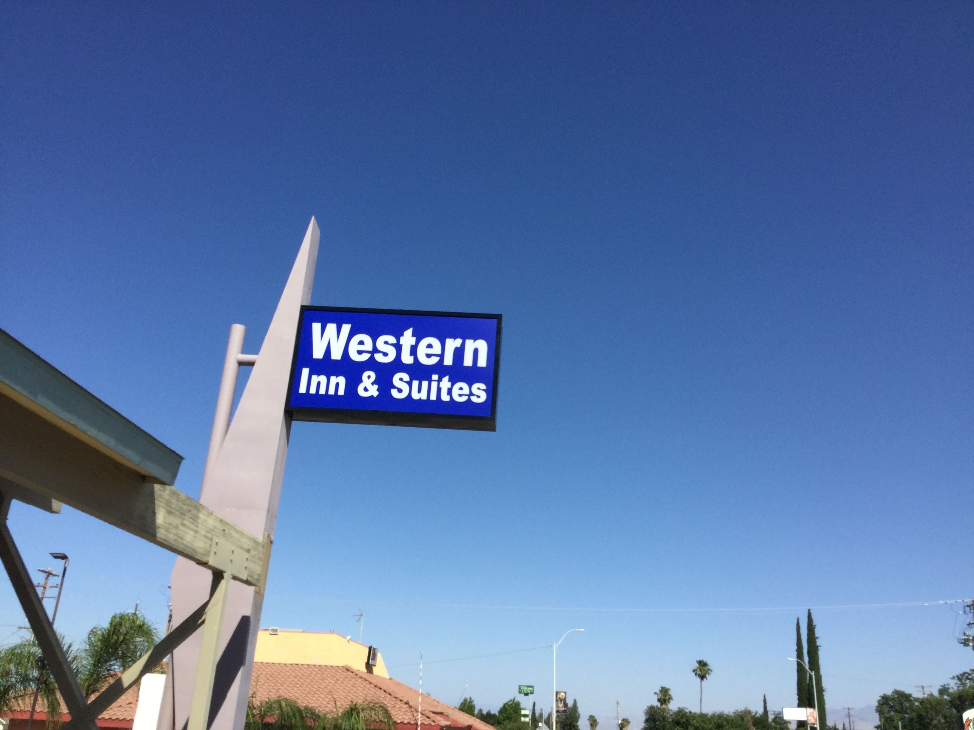 Señal para Western Inn & Suites.