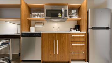 Frigorífico grande, microondas, lavavajillas y cafetera o tetera