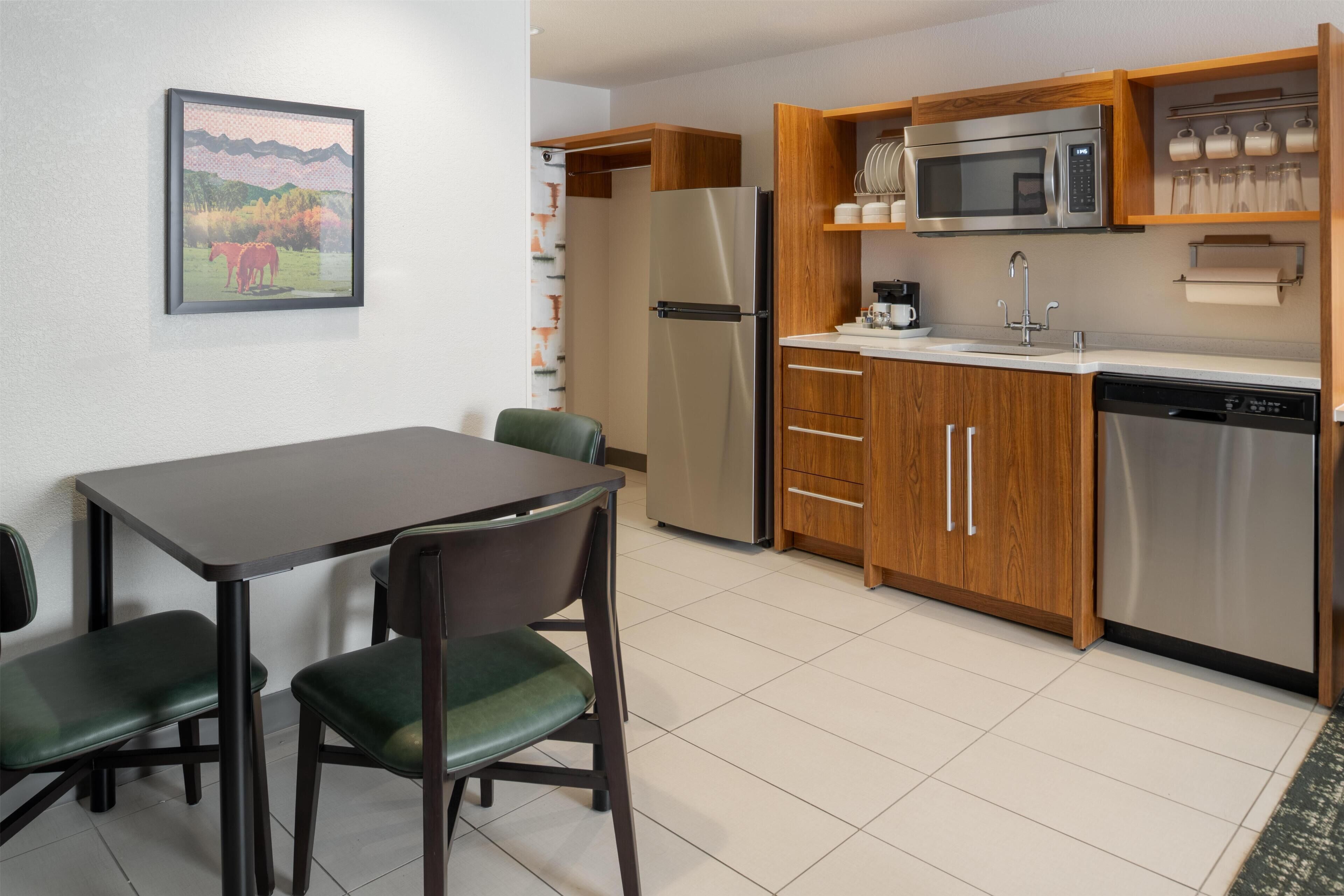 Suite, 1 camera da letto, non fumatori | Cucina privata | Frigorifero con congelatore, microonde, lavastoviglie