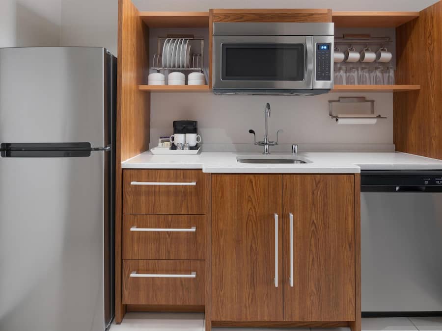 Full-size fridge, microwave, dishwasher, coffee/tea maker
