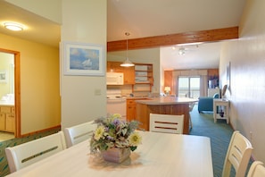 Family Condo, 2 Bedrooms, Resort View | In-room dining